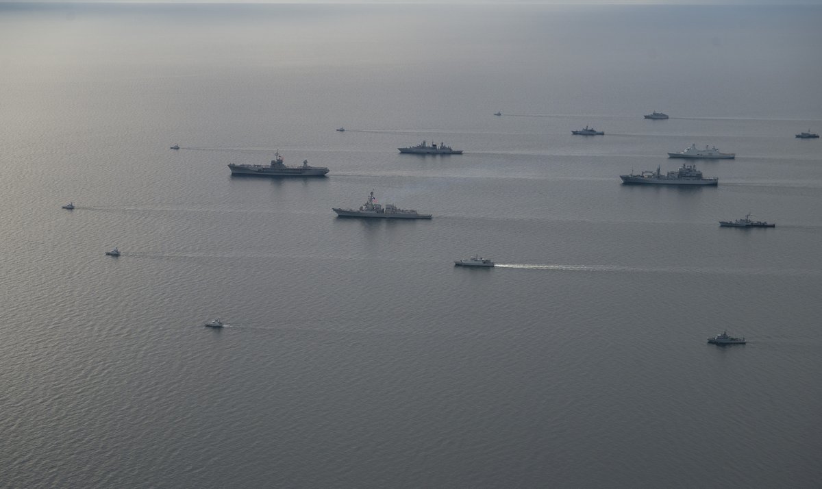USNavy's tweet photo. Group photo! 📸

U.S. and NATO ships steam in formation during Baltic Operations 2025 in the Baltic Sea.

#Readiness #AlliesandPartners #BALTOPS25 https://t.co/qypaSMksY3
