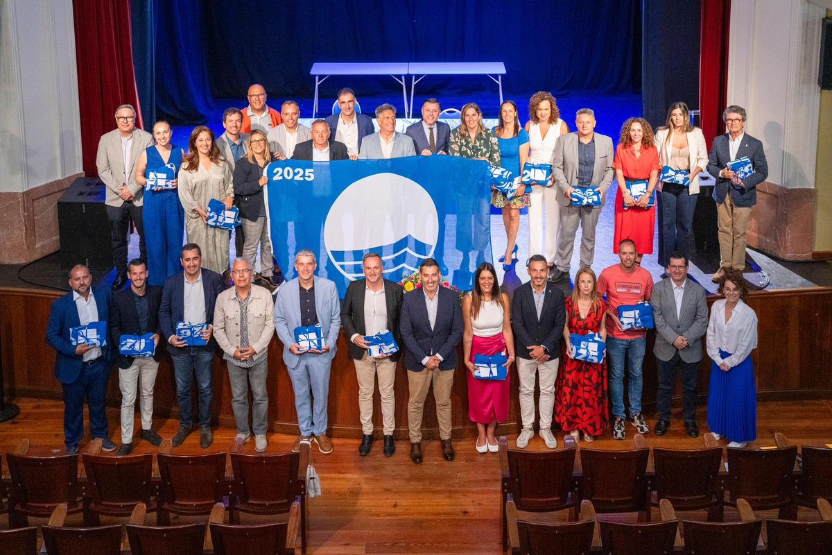 🌊🏖️ Entrega de Banderas Azules en Canarias 2024 🇮🇨✨

El Teatro Consistorial de Gáldar, en Gran Canaria, fue el escenario de la entrega de las Banderas Azules 2024 a playas, puertos y centros azules del archipiélago. 

#adeac #banderaazul #BanderasAzules2025