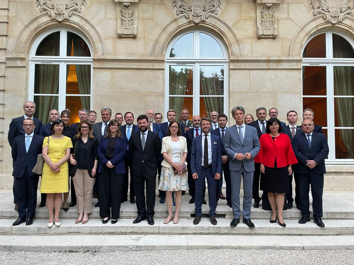 NL Ambassade France (@nlenfrance) on Twitter photo Yesterday, ambassador <a href="/JanVersteegBZ/">Jan Versteeg🇳🇱🔗🇫🇷</a> hosted a dinner for the ambassadors of <a href="/NATO/">NATO</a> countries in Paris. To speak about the files that are on the menu for the #NATOsummit with colleagues from <a href="/Elysee/">Élysée</a> and <a href="/francediplo_EN/">France Diplomacy 🇫🇷🇪🇺</a> 1|2 Yesterday, ambassador <a href="/JanVersteegBZ/">Jan Versteeg🇳🇱🔗🇫🇷</a> hosted a dinner for the ambassadors of <a href="/NATO/">NATO</a> countries in Paris. To speak about the files that are on the menu for the #NATOsummit with colleagues from <a href="/Elysee/">Élysée</a> and <a href="/francediplo_EN/">France Diplomacy 🇫🇷🇪🇺</a> 1|2
