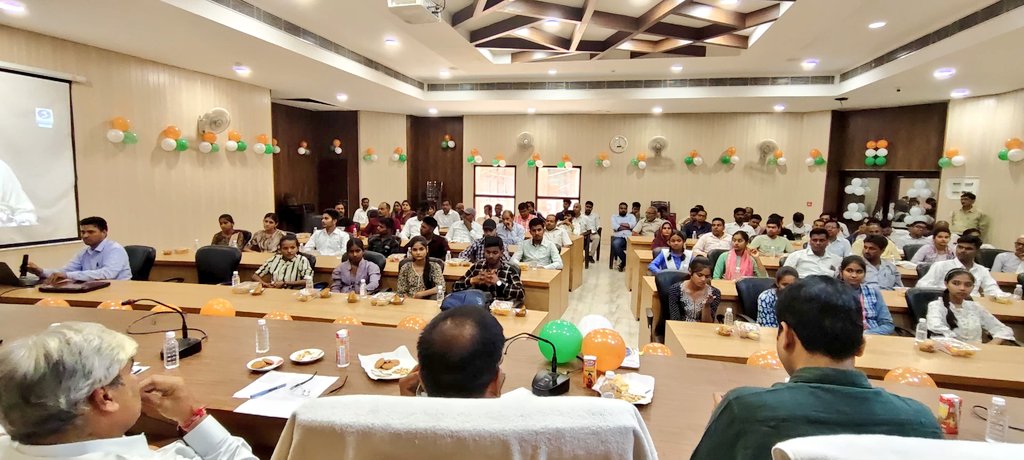 जनपद के मेधावी विद्यार्थीयों के सम्मान समारोह कार्यक्रम में मा० श्री मनीष असीजा (सदर विधायक) व अन्य जनप्रतिनिधियों की उपस्थिति में जिलाधिकारी <a href="/RameshRanjanIAS/">Ramesh Ranjan</a> ने मुख्य विकास अधिकारी के साथ प्रतिभाग किया। <a href="/UPGovt/">Government of UP</a> <a href="/ChiefSecyUP/">Chief Secretary, GoUP</a> <a href="/InfoDeptUP/">Information and Public Relations Department, UP</a> <a href="/CMOfficeUP/">CM Office, GoUP</a>
