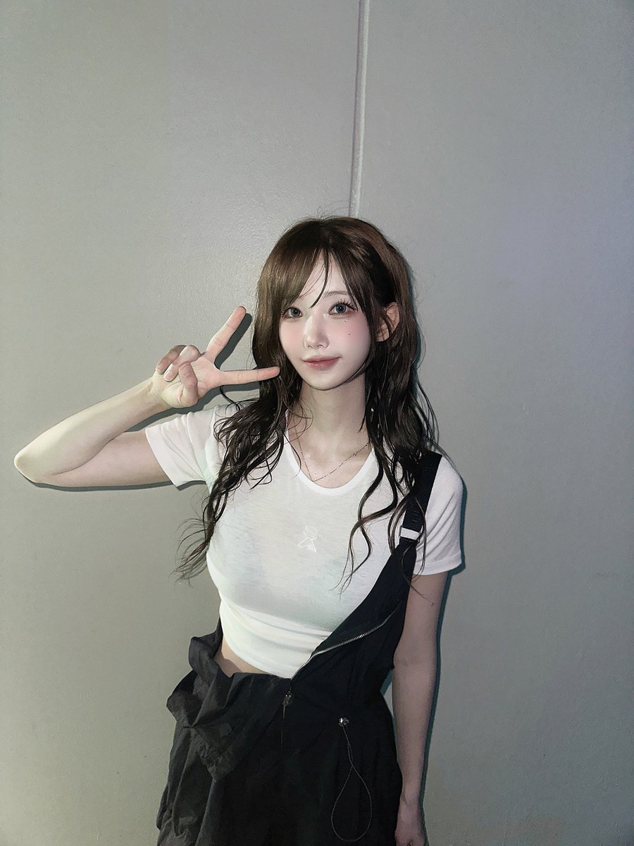 @Weekly_QWER: Jun,12,2025 Magenta naver fancafe post I told you to cheer up today I performed really hard at the One Asia Festival! My fingers were a little sore hehe There were a lot of Bawiges who said they could hear well, so I worked harder than usual! How was today's Dear? I hope…