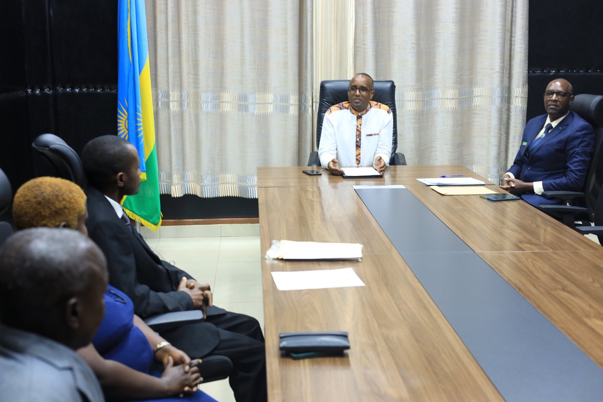 Rwandamigration's tweet image. "GUTANGA UBWENEGIHUGU🇷🇼"
Uyu munsi, umuyobozi w' Akarere ka @BugeseraDistr
ari kumwe n' umuyobozi uhagarariye Ubuyobozi Bukuru bushinzwe Abinjira n' Abasohoka (DGIE) mu Rwanda, bayoboye umuhango wo kurahiza no kwakira indahiro y' umunyamahanga 1 wahawe ubwenegihugu nyarwanda
