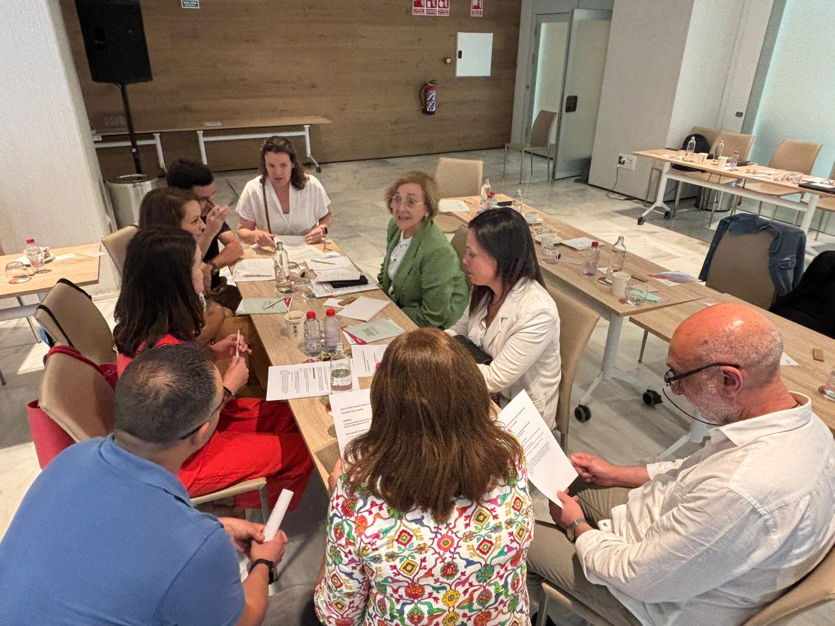 Este 12 de junio ha tenido lugar la jornada "Trasplante renal de Donante Vivo ¿Por qué sí?", dirigida a nefrólogos/as y enfermero/as de las unidades de ERCA y de diálisis. 
+🧵