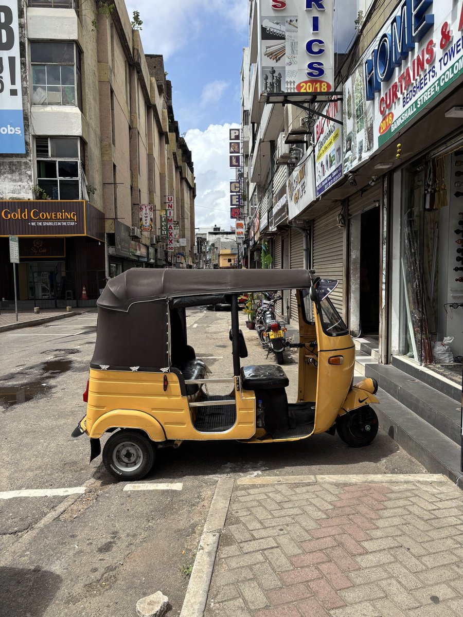 rahimkom's tweet image. Tuk-tuks are everywhere in Colombo. 

By the way, even Uber has this type of transport.
