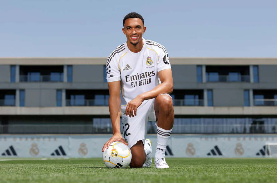 SrNaninho's tweet photo. Qué bien le queda la camiseta del Real Madrid a Trent Alexander-Arnold...

🪄🤍 https://t.co/cDNXt2wBPu