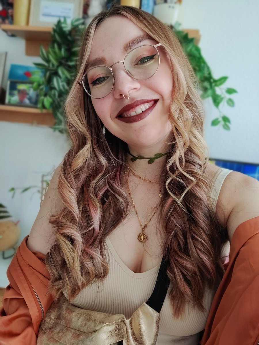 PixelLizzy's tweet image. Da ich seit April blond bin, muss auf meinen unterschiedlichen Kanälen natürlich auch ein neues Profilbild her 🌿🌼