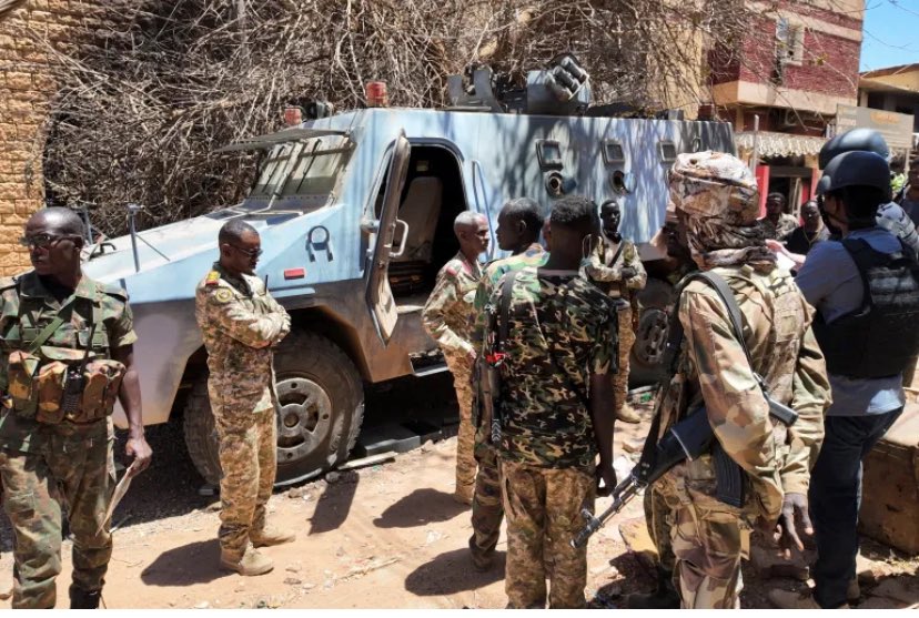 Sudan'ın paramiliter Hızlı Destek Kuvvetleri (RSF), Mısır ve Libya sınırında stratejik bir bölgeyi ele geçirdi. Böylece Sudan’da merkezi hükümet yeniden güç kaybetmeye başladı. Sudan Merkezi hükümeti, Halife Hafter’in Sudan iç savaşına karıştığına yönelik söylemler dile getiriyor