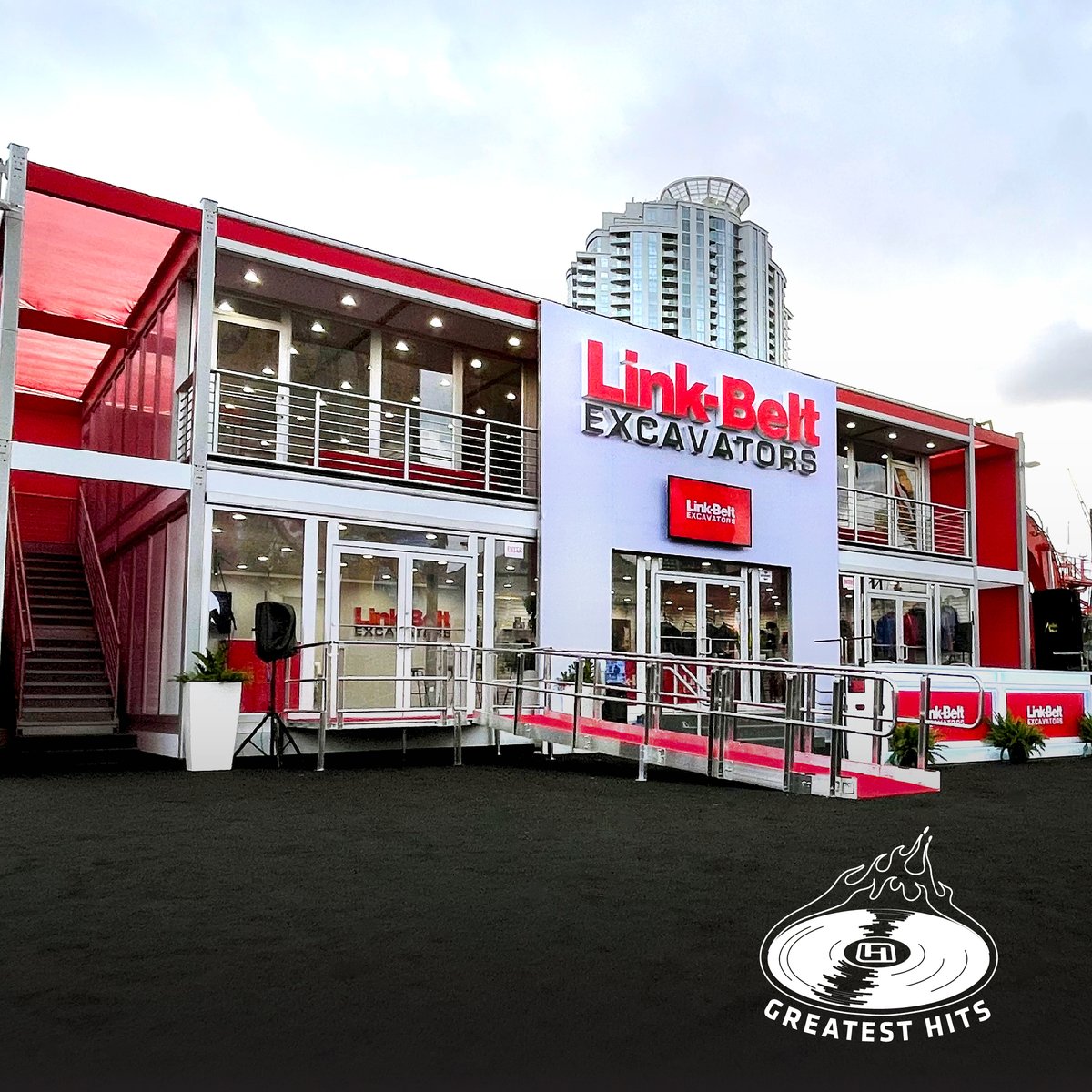 Highmark_Tech's tweet image. At ConEXPO 2023, we partnered with The Freeman Co. to create this 16&apos;x48&apos; two-story EventMAX with retail, hospitality, and conference spaces for Link-Belt Excavators. #HighmarkGreatestHits @conexpoconagg #experientialmarketing #eventmarketing #doubledeck #eventstructures