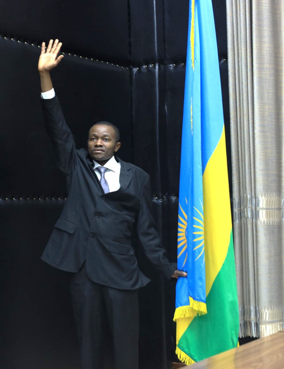 Rwandamigration's tweet image. "GUTANGA UBWENEGIHUGU🇷🇼"
Uyu munsi, umuyobozi w' Akarere ka @BugeseraDistr
ari kumwe n' umuyobozi uhagarariye Ubuyobozi Bukuru bushinzwe Abinjira n' Abasohoka (DGIE) mu Rwanda, bayoboye umuhango wo kurahiza no kwakira indahiro y' umunyamahanga 1 wahawe ubwenegihugu nyarwanda