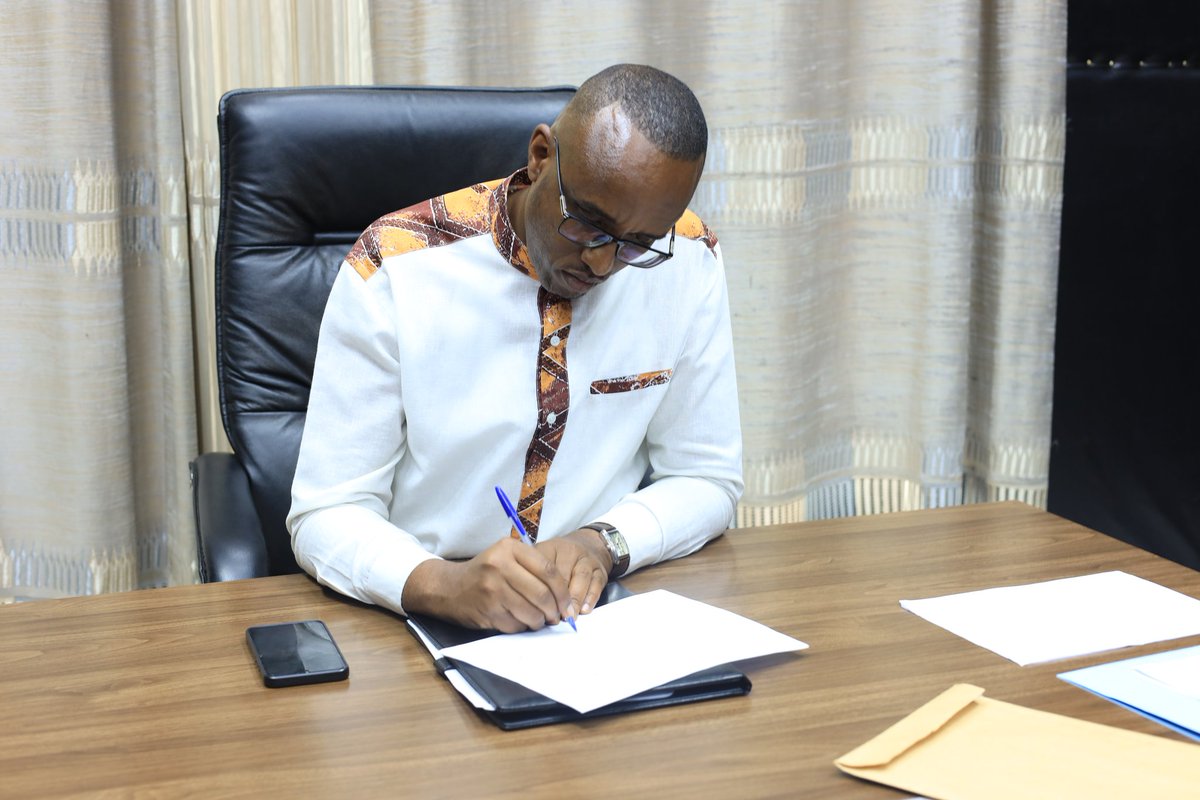 Rwandamigration's tweet image. "GUTANGA UBWENEGIHUGU🇷🇼"
Uyu munsi, umuyobozi w' Akarere ka @BugeseraDistr
ari kumwe n' umuyobozi uhagarariye Ubuyobozi Bukuru bushinzwe Abinjira n' Abasohoka (DGIE) mu Rwanda, bayoboye umuhango wo kurahiza no kwakira indahiro y' umunyamahanga 1 wahawe ubwenegihugu nyarwanda
