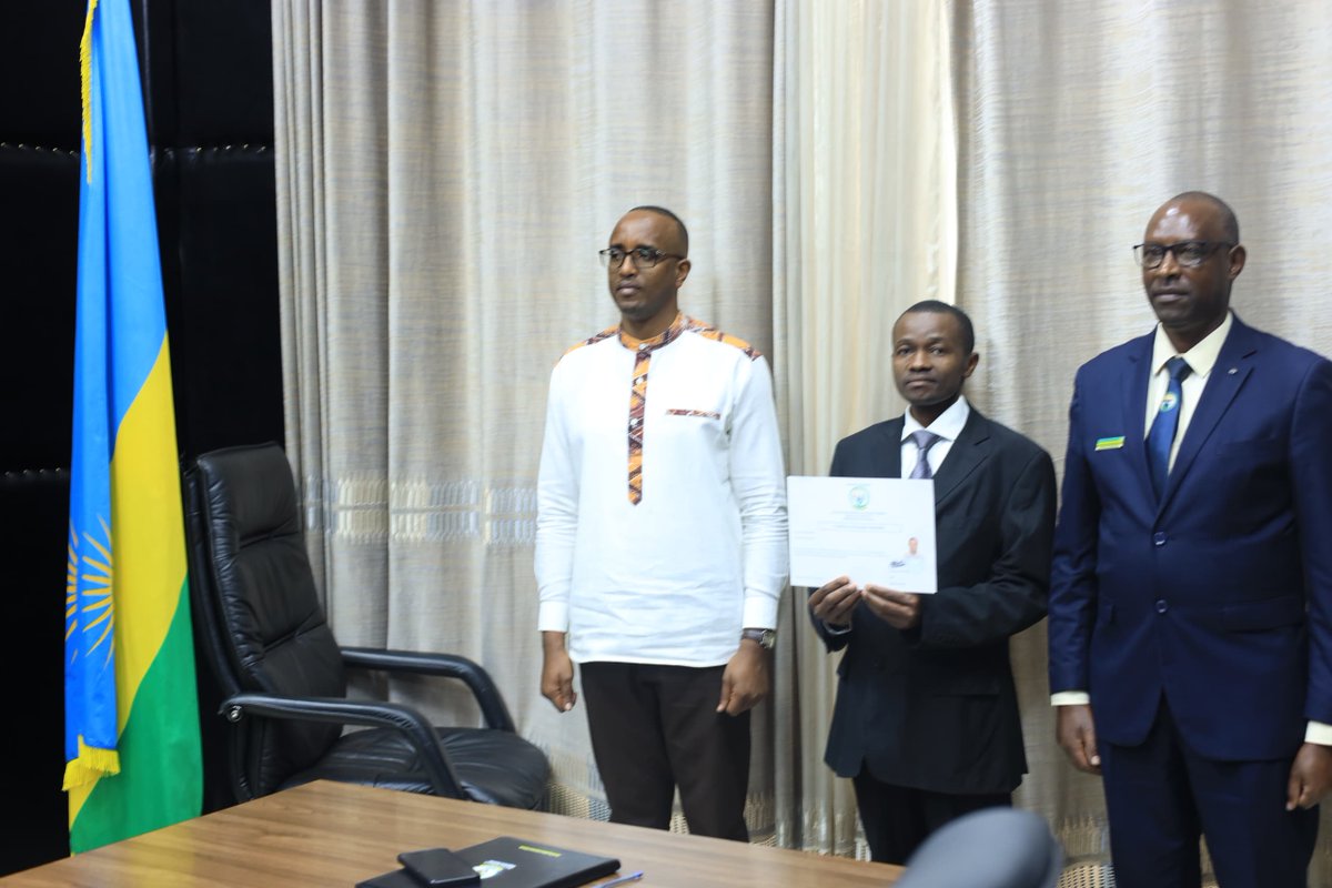 Rwandamigration's tweet image. "GUTANGA UBWENEGIHUGU🇷🇼"
Uyu munsi, umuyobozi w' Akarere ka @BugeseraDistr
ari kumwe n' umuyobozi uhagarariye Ubuyobozi Bukuru bushinzwe Abinjira n' Abasohoka (DGIE) mu Rwanda, bayoboye umuhango wo kurahiza no kwakira indahiro y' umunyamahanga 1 wahawe ubwenegihugu nyarwanda