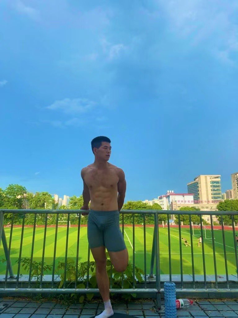 喜欢夏天穿高弹训练被人看的感觉