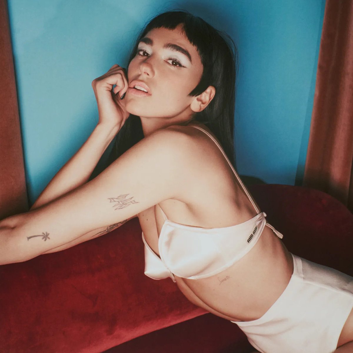 PopCrave's tweet photo. Dua Lipa reveals that she and Callum Turner were reading the same book when they met in an unexpected encounter:

“All of a sudden Callum shows up. [I thought] ‘Oh, it’s that really hot guy from The River Cafe’ [He asked what I was reading] And we both just happened to be reading the same book.”
