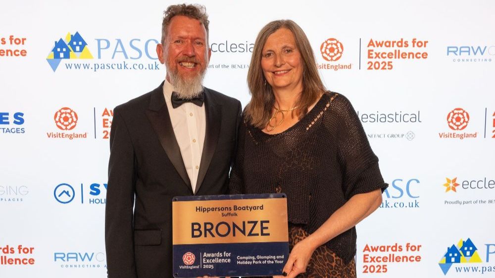 Visit East England Business (@vee_b2b) on Twitter photo 🥉 Congrats to Hippersons Boatyard – Bronze winner at the <a href="/VisitEngland/">VisitEngland</a> Awards for Excellence!
A brilliant result for one of our Suffolk & Norfolk Tourism Awards finalists 👏
👉 Need help applying? Join our webinar: visiteastofengland.com/tourism-awards…
📝 Apply now: visiteastofengland.com/tourism-awards… 🥉 Congrats to Hippersons Boatyard – Bronze winner at the <a href="/VisitEngland/">VisitEngland</a> Awards for Excellence!
A brilliant result for one of our Suffolk & Norfolk Tourism Awards finalists 👏
👉 Need help applying? Join our webinar: visiteastofengland.com/tourism-awards…
📝 Apply now: visiteastofengland.com/tourism-awards…