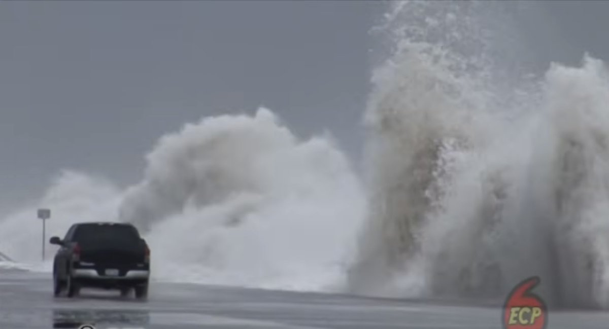 Hurricane Ike 2008 in Galveston-the 17' curved sea wall shot the waves straight up. The story: youtu.be/d6zueqJoSno?si…
