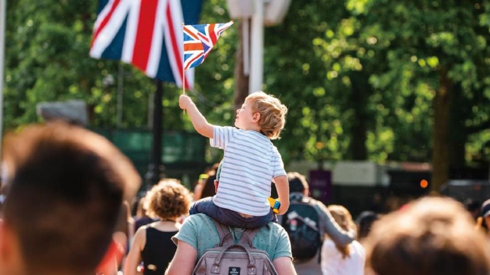 GoryMnaa's tweet photo. On the 11th, hundreds of British fathers took to the streets of London and Edinburgh with their children, calling for a thorough reform of "Europe's worst paternity leave system." This protest was called the world's first "daddy's strike." https://t.co/E1pzvaPnAV