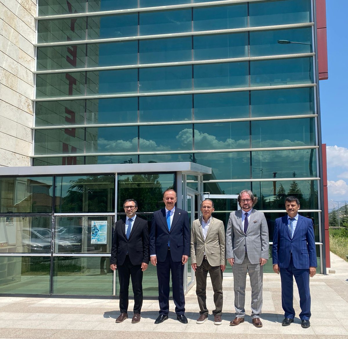 SUDUM_'s tweet photo. Isparta Valisi Abdullah Erin, SUDUM'u ziyaret etti. Rektörümüz Prof. Mehmet Saltan, Merkez Müdürümüz Prof. Dr. Serdar Sezer ve akademisyenlerle merkezin olanakları ve yürütülen çalışmalar hakkında bilgi aldı. Yürüttüğümüz iş birliği faaliyetlerinin artırılması için destek verdi. https://t.co/BzOWoTUgsI