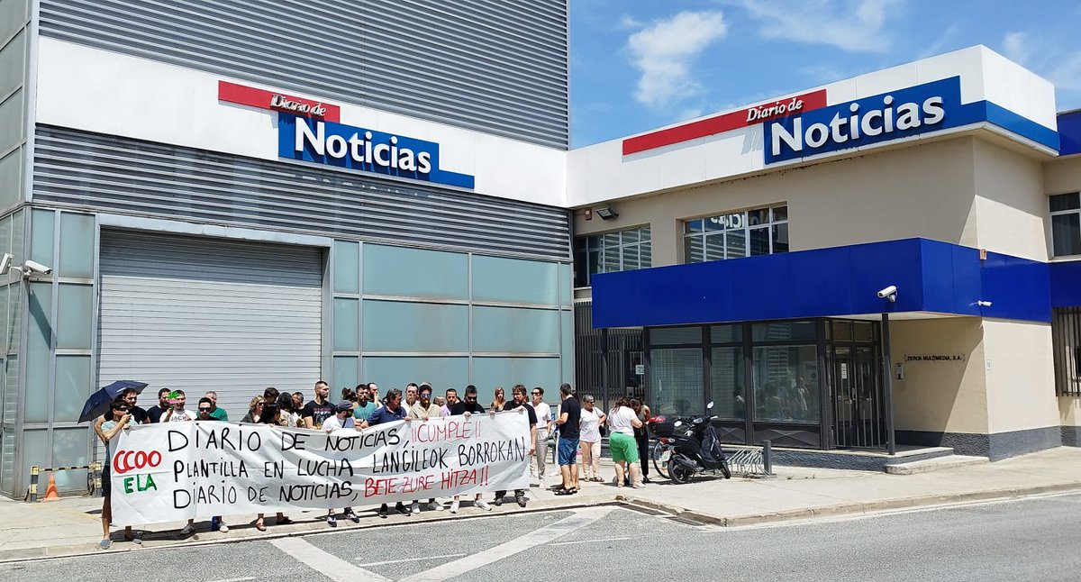 ELANafarroa's tweet photo. 🔴 Diario de Noticiaseko langileak borrokan ari dira hitzarmenaren alde

📢 Concentración de la plantilla de @NoticiasNavarra por un convenio que mejore sus condiciones laborales https://t.co/hCXRuzFC66