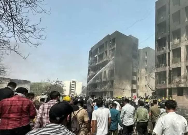 😱🔴 #Lamentable | Avión de Air India con 242 pasajeros se estrella tras despegar, este jueves 12 de junio con destino a Londres

El vuelo Al171, se estrelló poco después de despegar desde Ahmedabad, al oeste de la India, con 242 personas a bordo.