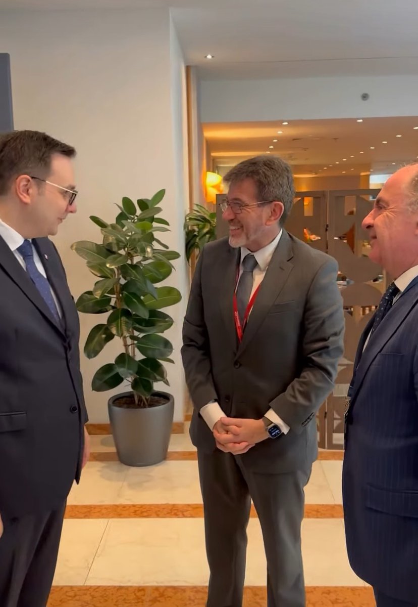 Al comienzo del vigésimo Foro de Seguridad Global (GLOBSEC) que  tiene lugar en estos días en Praga, el ministro de Asuntos Exteriores, Jan Lipavský, se reunió con el Secretario de Asuntos Internacionales de la Defensa Juan Battaleme y con el Embajador Claudio Rozencwaig. 🇦🇷🇨🇿