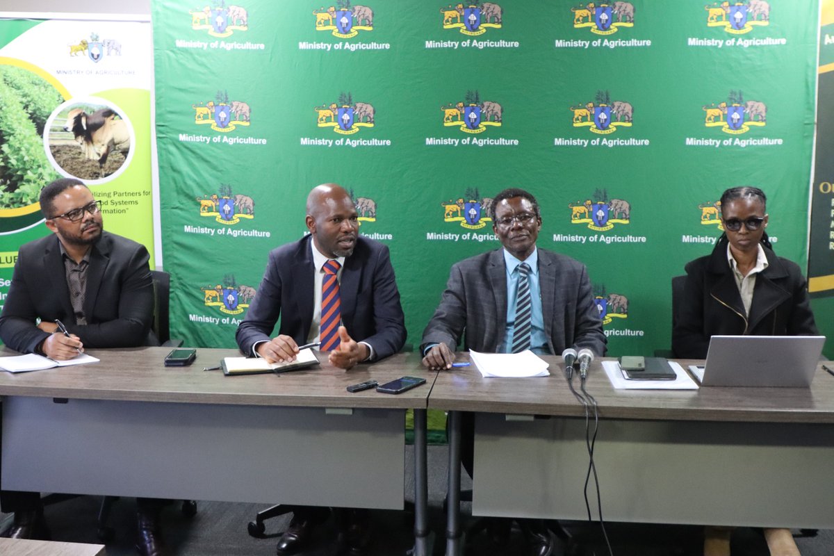 The Ministry of Agriculture and #MyNDMA held a joint press briefing today on the FMD outbreak. So far, 200 cattle have tested positive in 13 of 54 redlined dip tanks in Shiselweni. Over 1,000 may already be infected. Vaccination plans are underway.
#NkweToDisasterPreparedness