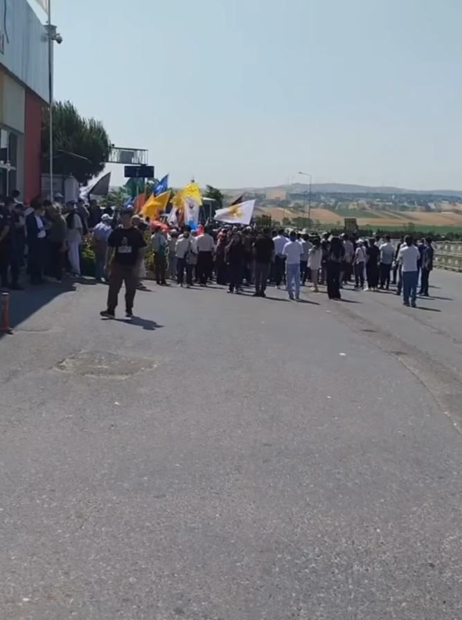 🔴 Ümit Özdağ’ın Çağrısı Karşılıksız Kaldı: Zafer Partisi’nde Gençlik Krizi

📌 Zafer Partisi Genel Başkanı Ümit Özdağ’ın Silivri’de dün görülen duruşma öncesinde yaptığı katılım çağrısı beklenen karşılığı bulmadı. 785 otobüsle genç partililerin alana taşınması planlanırken,
