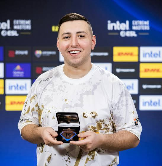 Keydrop soruşturmasında dünyaca ünlü E-sporcu XANTARES’in de (İsmail Can Dörtkardeş) gözaltı listesinde olduğu ortaya çıktı. 

(Emirhan Tekin)