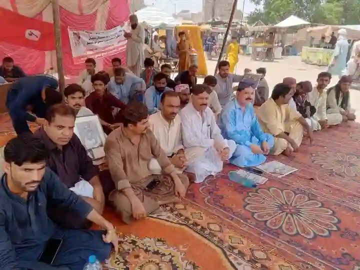 ZaorKhan's tweet image. ڪنڌڪوٽ:
جيئي سنڌ قومي پارٽي پاران ڪشمور ڪنڌڪوٽ ۾ بدامني ۽ سنڌو درياھ تي ڊيمن ۽ ڪئنالن وارين رٿائن خلاف ڪنڌڪوٽ ۾ قومي پارٽي جي چيئرمين نواز خان زئور، محمد علي خشڪ، سکر ڊويزن جي صدر سلطان نندواڻي ۽ ضلعي ڪشمور جي صدر صادق باجڪاڻي جي اڳواڻي ۾ بک هڙتال
#SaveRiverIndus