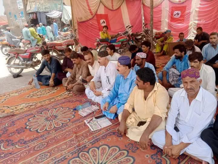 ZaorKhan's tweet image. ڪنڌڪوٽ:
جيئي سنڌ قومي پارٽي پاران ڪشمور ڪنڌڪوٽ ۾ بدامني ۽ سنڌو درياھ تي ڊيمن ۽ ڪئنالن وارين رٿائن خلاف ڪنڌڪوٽ ۾ قومي پارٽي جي چيئرمين نواز خان زئور، محمد علي خشڪ، سکر ڊويزن جي صدر سلطان نندواڻي ۽ ضلعي ڪشمور جي صدر صادق باجڪاڻي جي اڳواڻي ۾ بک هڙتال
#SaveRiverIndus