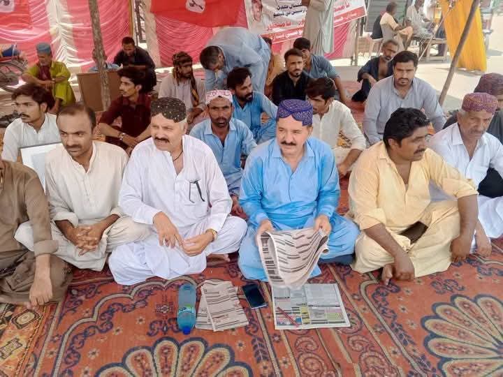 ZaorKhan's tweet image. ڪنڌڪوٽ:
جيئي سنڌ قومي پارٽي پاران ڪشمور ڪنڌڪوٽ ۾ بدامني ۽ سنڌو درياھ تي ڊيمن ۽ ڪئنالن وارين رٿائن خلاف ڪنڌڪوٽ ۾ قومي پارٽي جي چيئرمين نواز خان زئور، محمد علي خشڪ، سکر ڊويزن جي صدر سلطان نندواڻي ۽ ضلعي ڪشمور جي صدر صادق باجڪاڻي جي اڳواڻي ۾ بک هڙتال
#SaveRiverIndus