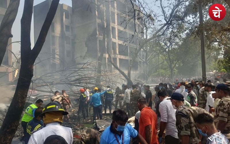 आज अहमदाबाद में हुए विमान हादसे की खबर ने पूरे देश को झकझोर दिया है। इस दुखद घटना में जिन लोगों ने अपनी जान गंवाई, उनके परिवारों के प्रति हमारी गहरी संवेदनाएं हैं। घायल लोगों के शीघ्र स्वस्थ होने की कामना करते हैं। #AhmedabadPlaneCrash #PrayersForVictims #StayStrongAhmedabad