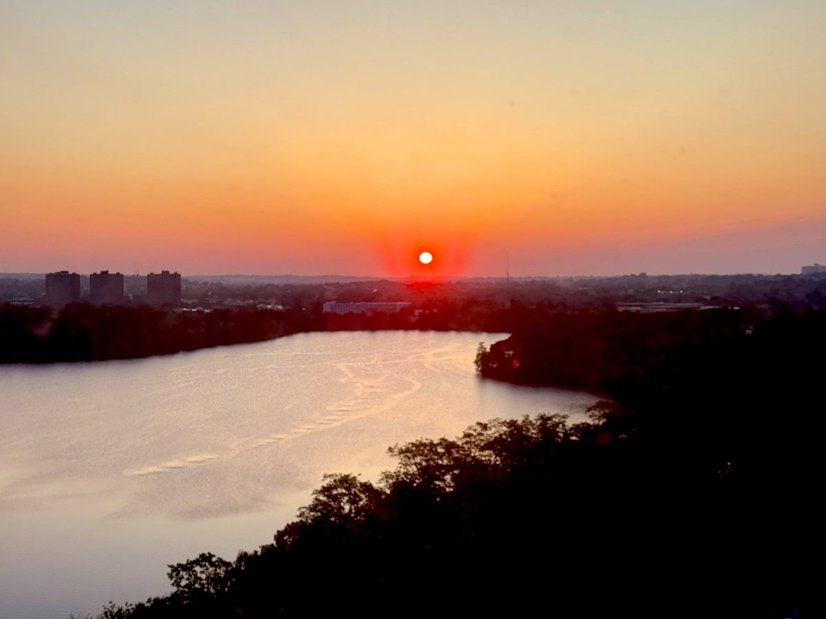 peterpayackpoet's tweet image. #wildfire #Smoke #haze #Thursday #Morning #red #sun #clouds #sunrise #Daybreak #reflections #FreshPond #cambridge #Boston  @ericfisher
 @Pamelanbcboston
 @ShiriSpear
 @Met_CindyFitz
 @laabs
 @weatherchannel
 @TaniaLealTV
 @NewEnglandInfo
 @sarahwroblewski #followingnecn