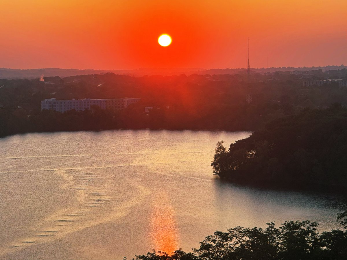 peterpayackpoet's tweet image. #wildfire #Smoke #haze #Thursday #Morning #red #sun #clouds #sunrise #Daybreak #reflections #FreshPond #cambridge #Boston  @ericfisher
 @Pamelanbcboston
 @ShiriSpear
 @Met_CindyFitz
 @laabs
 @weatherchannel
 @TaniaLealTV
 @NewEnglandInfo
 @sarahwroblewski #followingnecn