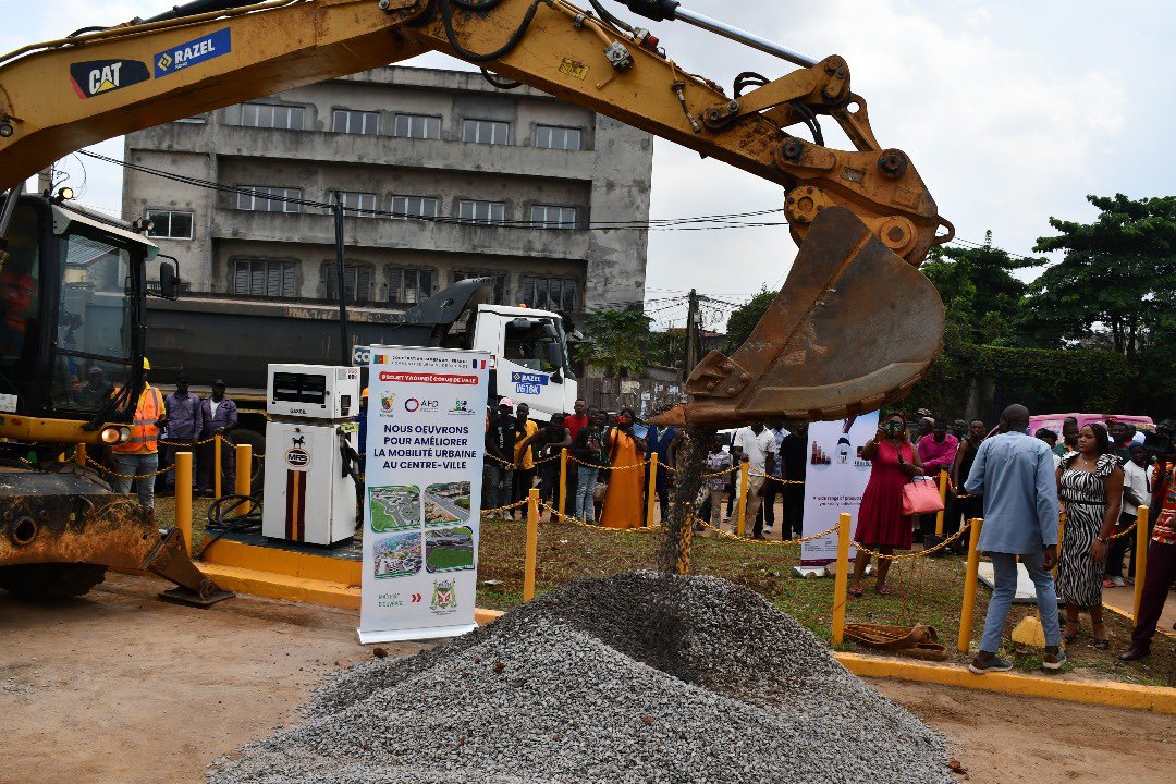 🚧 Yaoundé entame sa transformation urbaine !
Lancé le 11 juin sous la présidence du #MINDHU, le projet #YaoundéCœurDeVille financé par le #C2D vise à fluidifier la circulation et moderniser les infrastructures de la capitale.
📸 Retour en images ⬇️

#MobilitéUrbaine