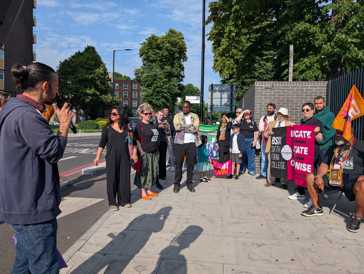 Up bright and early in solidarity with #BSix workers opposing massive restructure threatening the loss of 43 jobs, all new A-Levels, and vital enrichment programmes. #Hackney can’t afford to lose this cornerstone of education. We'll fight back 📢 #SaveBSix