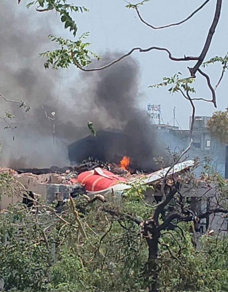 rahulraj6's tweet image. #अहमदाबाद से लंदन के लिए उड़ान भर रहा एयर इंडिया का विमान हादसे का शिकार हो गया,कुल242 यात्री सवार थे। 
यह घटना दुःखद और मन को व्यथित करने वाली है। हम सभी यात्रियों,उनके परिवारजनों और विमान कर्मियों की कुशलता के लिए ईश्वर से प्रार्थना करते हैं। 
#AirIndia #flight #ahmedabad #RIP