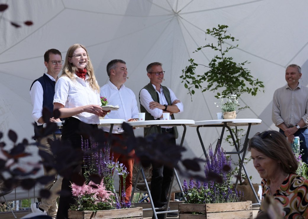 #KlimaEnergiScenen er skudt i gang! ⚡️ Første debat er i fuld gang med bl.a. <a href="/L_Aagaard/">Lars Aagaard</a> og <a href="/nadia_g_c/">Nadia Gullestrup</a> – og vi har 60 mere på vej. Vi taler elbiler, forsyningssikkerhed og grøn økonomi. Grøn strøm handler ikke 
kun om klima – det handler om dit liv.
📍Find os ved Cirkuspladsen