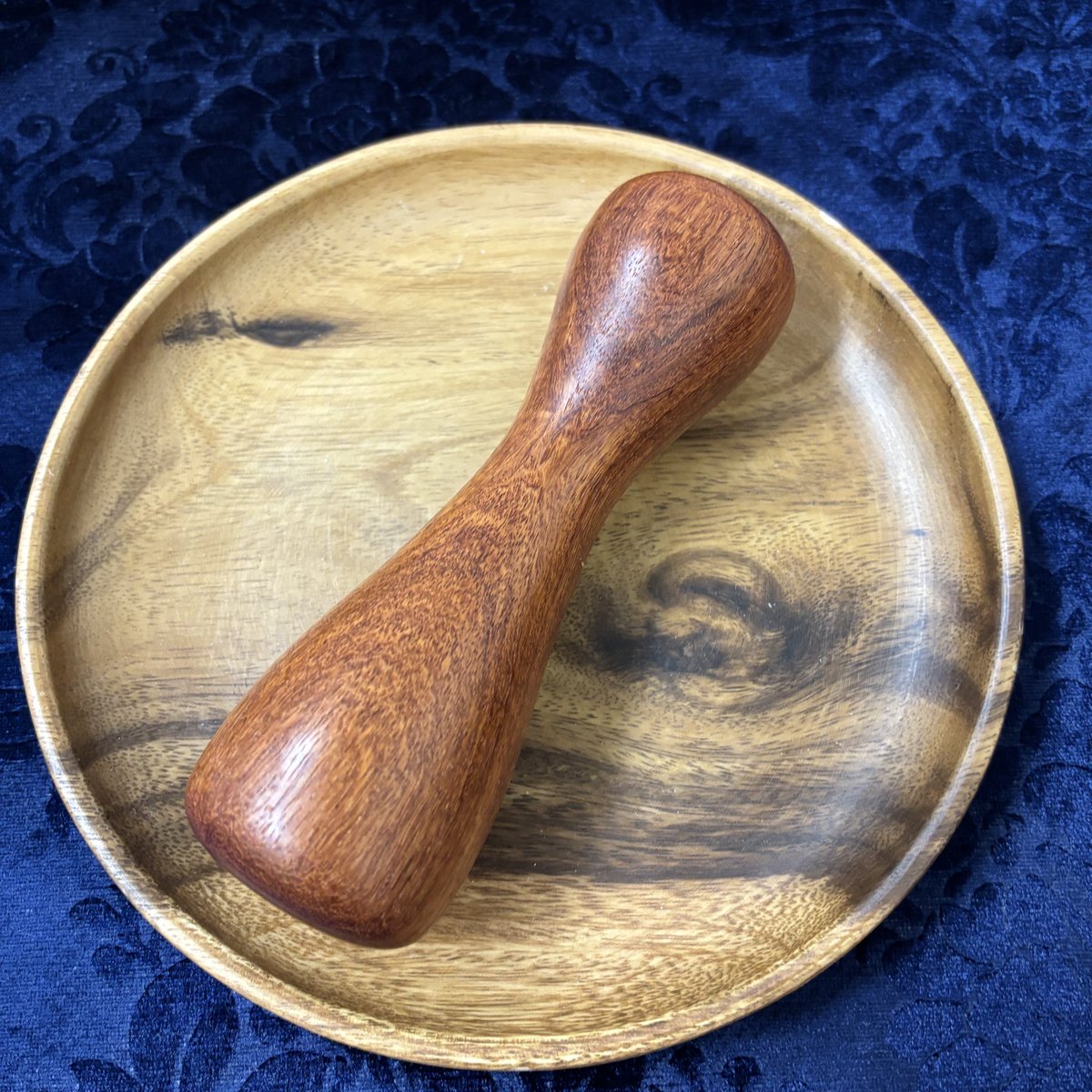 TokSen7's tweet photo. 本花梨のダンベル型リム
仕上がりました‼️

本花梨でこのダンベル型は一点しか製作していないので、現状は一点物です。
瘤杢ではありませんが、素材の状態が良く、仕上がりも良好です。
#トークセン
#木槌療法
#toksen https://t.co/DN2gzv1ovf