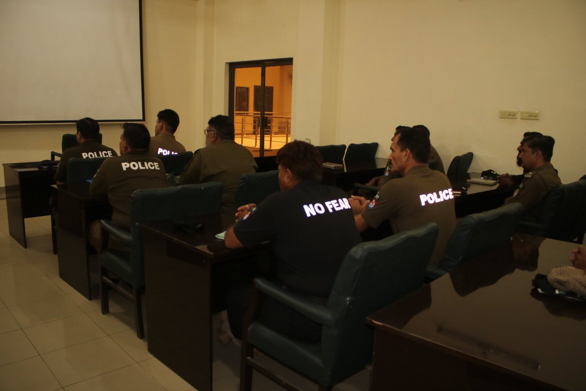 RSheikhupura's tweet image. آئی جی صاحب پنجاب پولیس کی کیپیسٹی بلڈنگ پالیسی کے تحت ریجنل ٹریننگ سنٹر آر پی او آفس شیخوپورہ ریجن میں تفتیشی افسران کی کارکردگی کو بہتر بنانے کے لیے کورسز کا سلسلہ جاری۔
شیخوپورہ اور ریجن کے تینوں اضلاع سےتفتیشی افسران نے شرکت کی۔
#PunjabPolice #BuildingForBetter