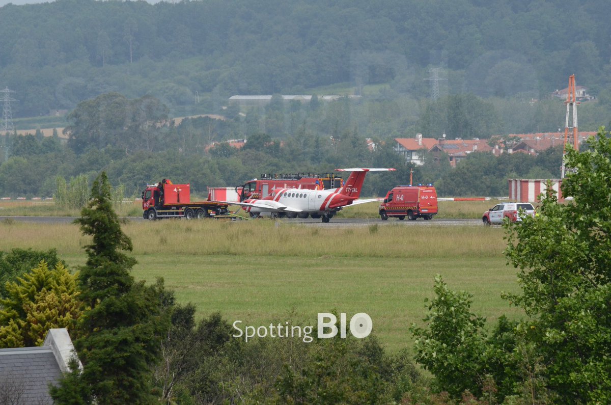 SpottingBio's tweet photo. 🚨 Esta mañana la pista 10-28 ha estado bloqueada durante varias horas. Una aeronave de calibración se disponía a despegar cuando un fallo ha alertado a los tripulantes. Los bomberos del aeropuerto se encuentran remolcando el aparato hacia zona segura. https://t.co/bgAvW3yKk8