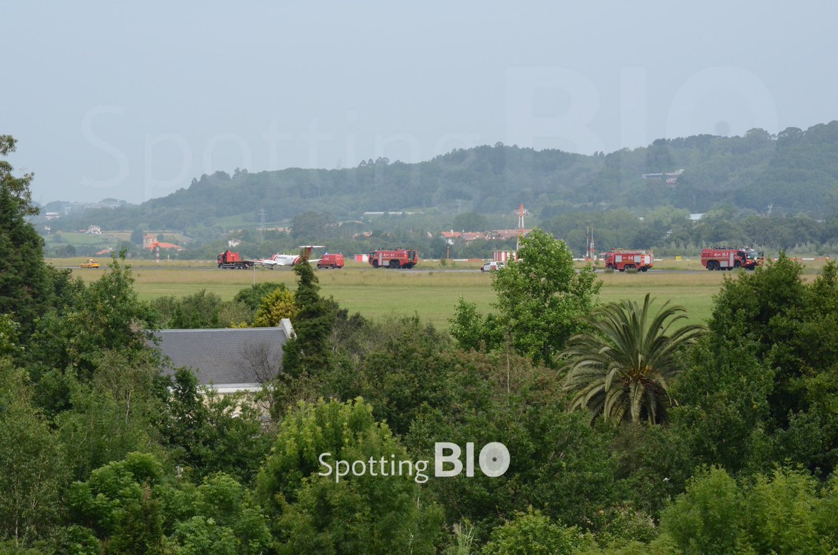SpottingBio's tweet photo. 🚨 Esta mañana la pista 10-28 ha estado bloqueada durante varias horas. Una aeronave de calibración se disponía a despegar cuando un fallo ha alertado a los tripulantes. Los bomberos del aeropuerto se encuentran remolcando el aparato hacia zona segura. https://t.co/bgAvW3yKk8