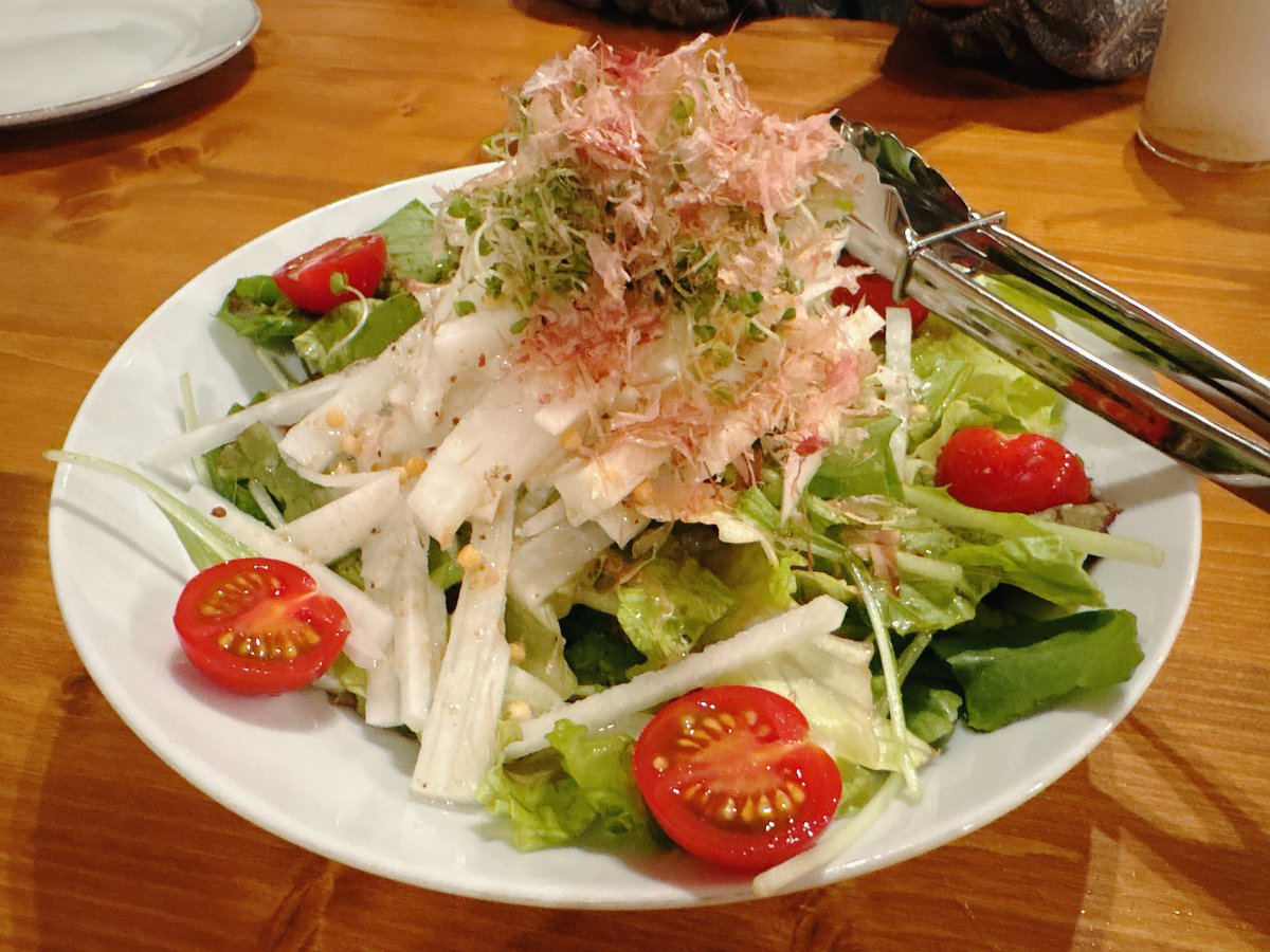 こんばんは☀️今日の小川町は雨もあがり暖かい一日でした🌳木陰に入ると吹き抜ける風が気持ち良く過ごしやすかったです😊
さて小川町のおいしいものをご紹介します😌役場のとなりのバル。通称《役バル》さんのネギトロ塩だれユッケ、玉ねぎのピザ、九条ネギと明太子のビスマルク、大根サラダです💕