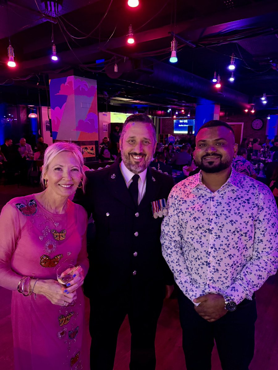 cricketerskent's tweet photo. So we won an award last night 🌟 #bestbarnone https://t.co/HmlsYRQ41y