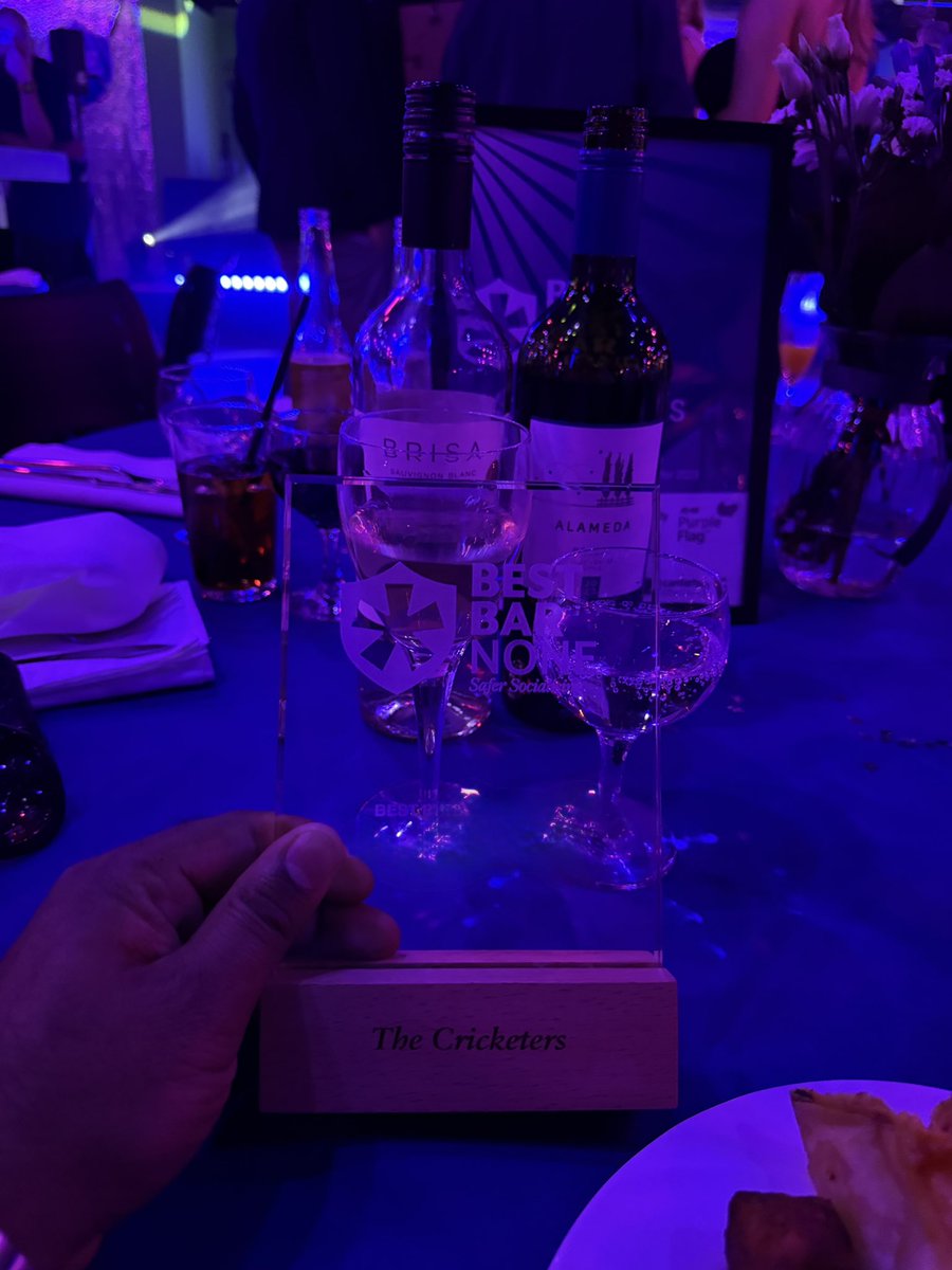cricketerskent's tweet photo. So we won an award last night 🌟 #bestbarnone https://t.co/HmlsYRQ41y