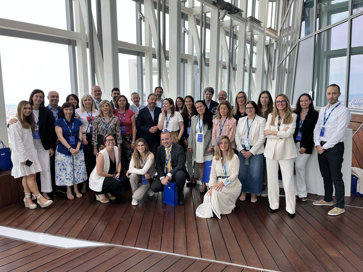 🎓 ¿Qué expectativas tienen los jóvenes del mundo profesional?

Un año más, nos hemos reunido con algunos de nuestros principales colaboradores en universidades para estar cerca de sus estudiantes y del talento joven, pieza clave para el presente y futuro de nuestra firma.