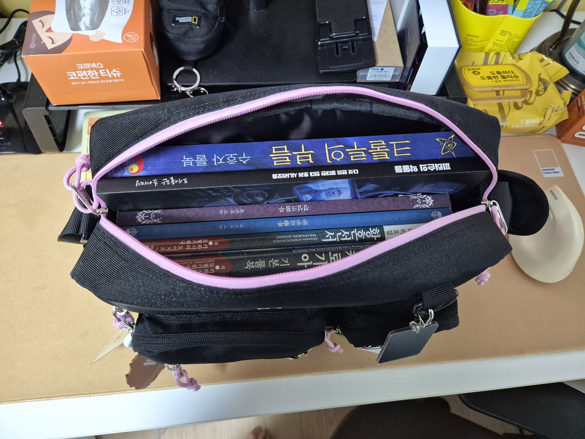 사하시나 🕯 (@sahasina) on Twitter photo 이번에도 못 참고 또 오자마자 1차 가꾸 후, 룰북꾸겨넣기 실시해보았습니다.
핑크가 딸기우유 핑크보다 쪼끔 진한 느낌이고, 홀로그램은 생각보다 더 쨍하고 번쩍거려요.까만색인데 펄감 미쳤구..까마귀 칭구들 피할 수 없는 매력이 있습니다. (잇
<a href="/Pancake_Goods/">Pancake - All for Fans</a> 이번에도 못 참고 또 오자마자 1차 가꾸 후, 룰북꾸겨넣기 실시해보았습니다.
핑크가 딸기우유 핑크보다 쪼끔 진한 느낌이고, 홀로그램은 생각보다 더 쨍하고 번쩍거려요.까만색인데 펄감 미쳤구..까마귀 칭구들 피할 수 없는 매력이 있습니다. (잇
<a href="/Pancake_Goods/">Pancake - All for Fans</a>