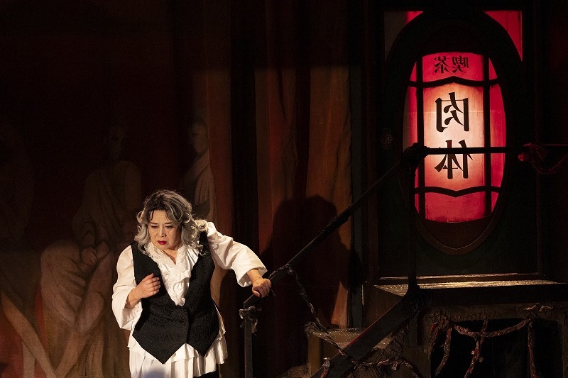 渡辺えりの新演出が光るオフィス３〇〇特別公演『少女仮面』開幕 spice.eplus.jp/articles/338557