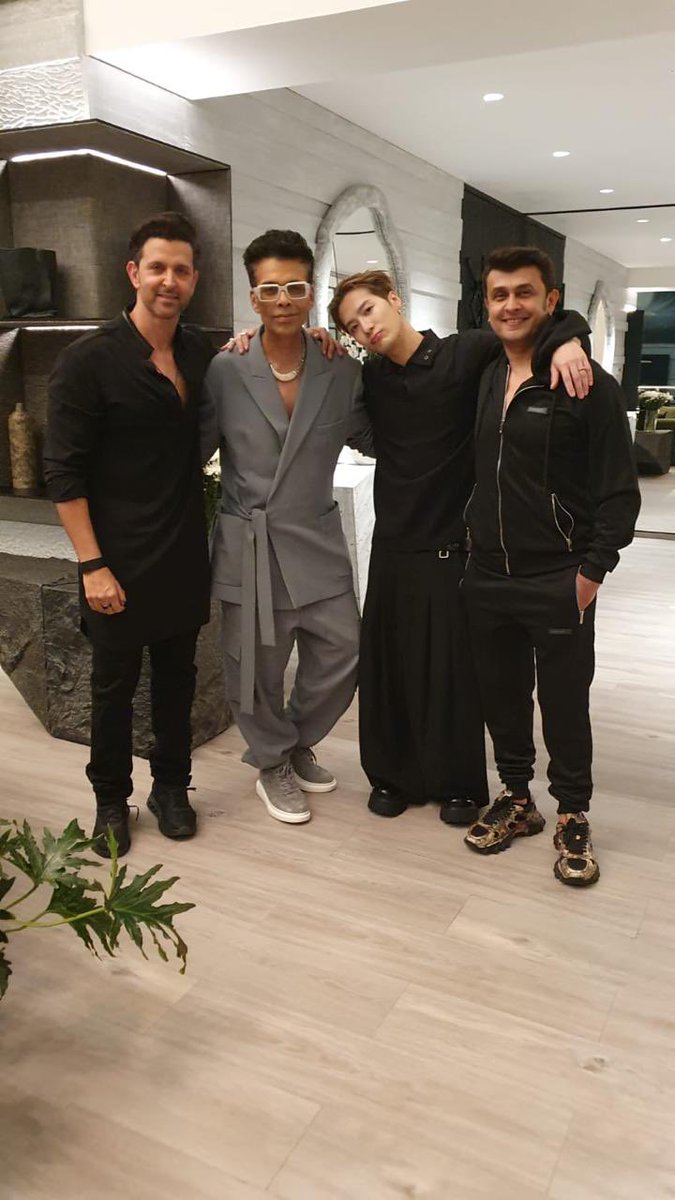 FilmfareExclusive: #JacksonWang poses with #HrithikRoshan, #KaranJohar and #SonuNigam at a dinner event last night. 🙌

#Celebs