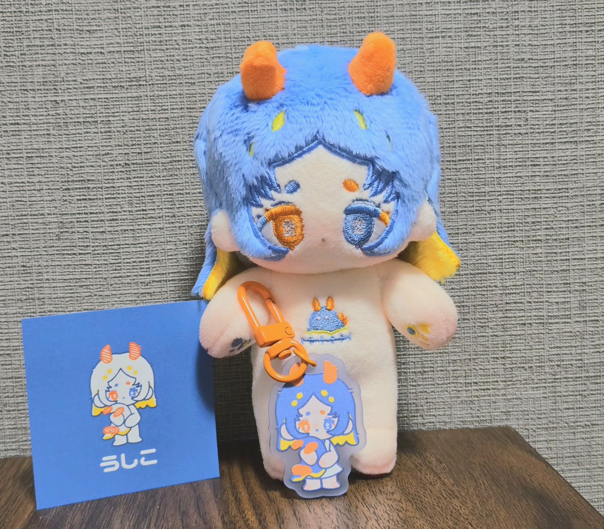 ▫さま(<a href="/nui_skk/">◽︎頒布用垢</a> )よりうしこちゃんお迎えしました！カラーリングとか、ぽやっとした顔がとっても可愛い🥰ノベルティもめちゃ可愛くて、付けて持ち歩きたい気持ちと飾ってキレイなままにしておきたい気持ちがある🥲この度はご縁をいただきありがとうございました！