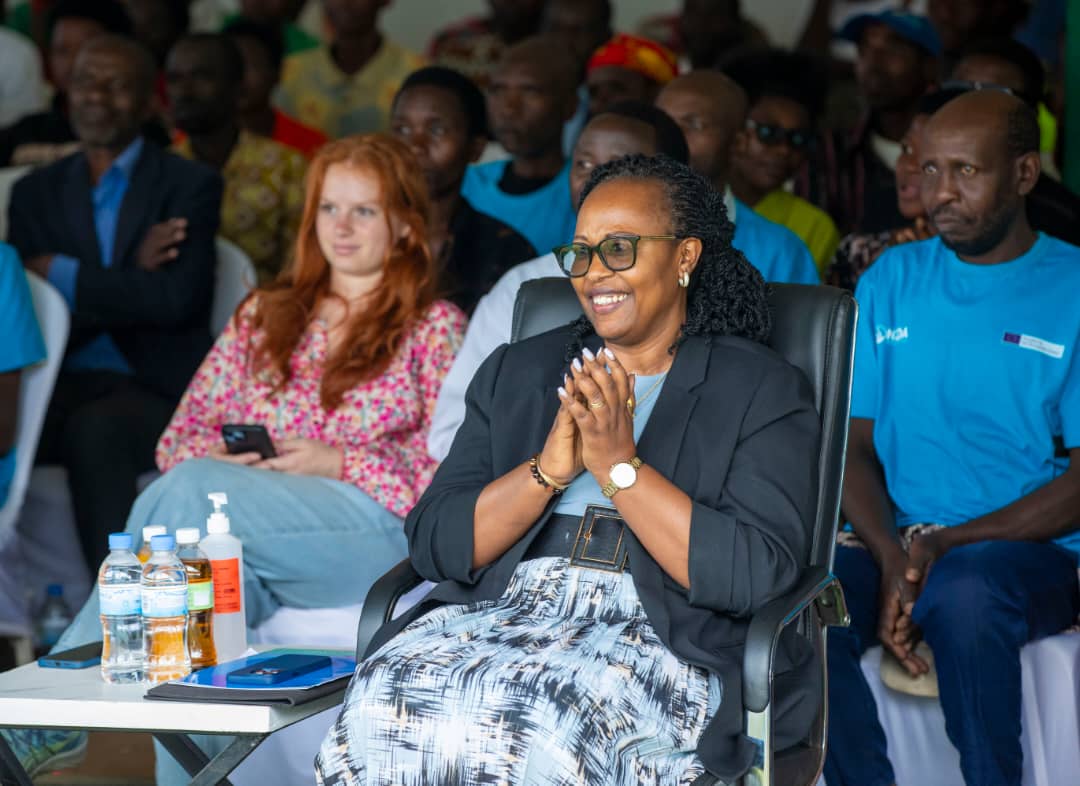 Rwanda_Child's tweet photo. Minisitiri @U_Consolee, Ambasaderi w’Umuryango bw’Ubumwe bw’Uburayi mu Rwanda @BelenCalvoEU , ES Ngendahimana Pascal na DG @iassumpta  bari gutangiza Umunsi wahariwe imbonezamikurire y’abana bato ku rwego rw’Umurenge, binyuze mu mushinga wa “Tubakuze Project" @EUinRW https://t.co/n742dWBREI